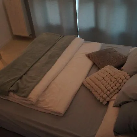 Beautiful With Air Conditioning, Balcony And Underground Garage 公寓 *